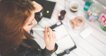 Co studiować? Internetowe narzędzia (nie tylko) dla maturzystów woman-hand-desk-office